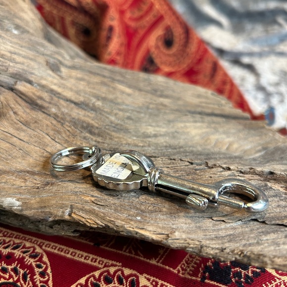 VINTAGE 1980’s BRUCE SPRINGSTEEN BOTTLE OPENER KEYCHAIN MADE IN ENGLAND - Picture 3 of 3